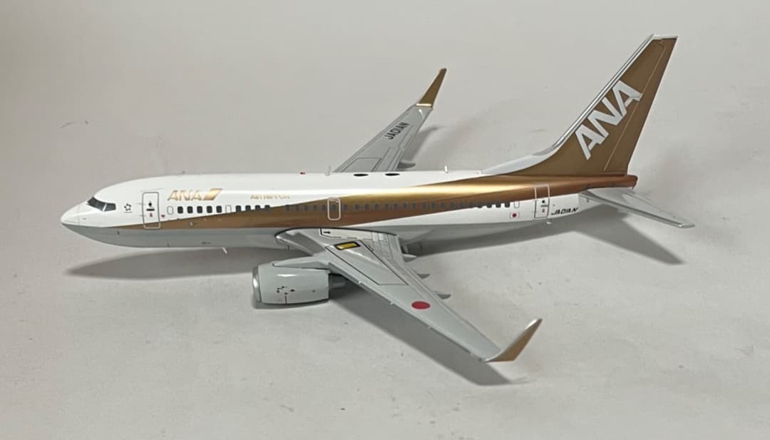 航空機・ヘリコプター ANA B737-700 JA01AN Gold