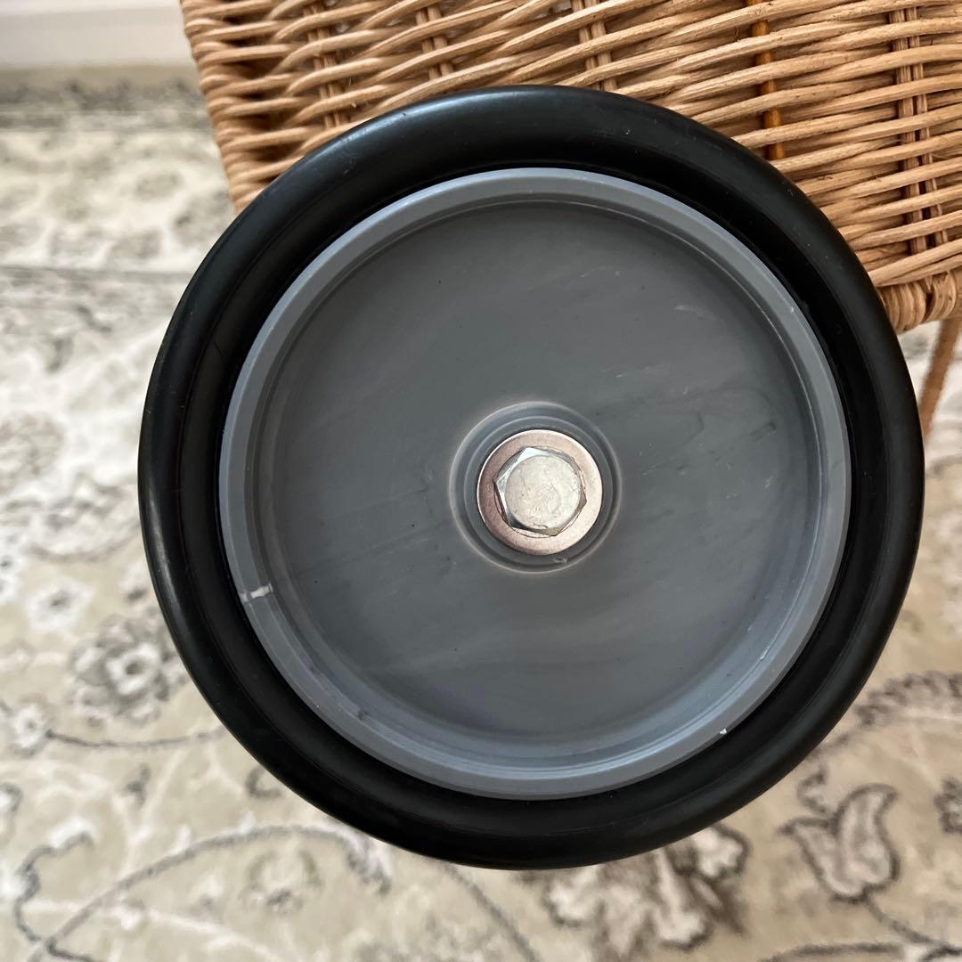 オリエラ　キャスター付きラタンバスケット 大きめ