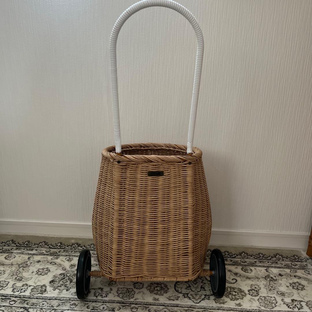 オリエラ　キャスター付きラタンバスケット 大きめ
