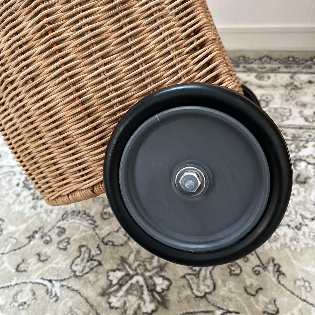 オリエラ　キャスター付きラタンバスケット 大きめ
