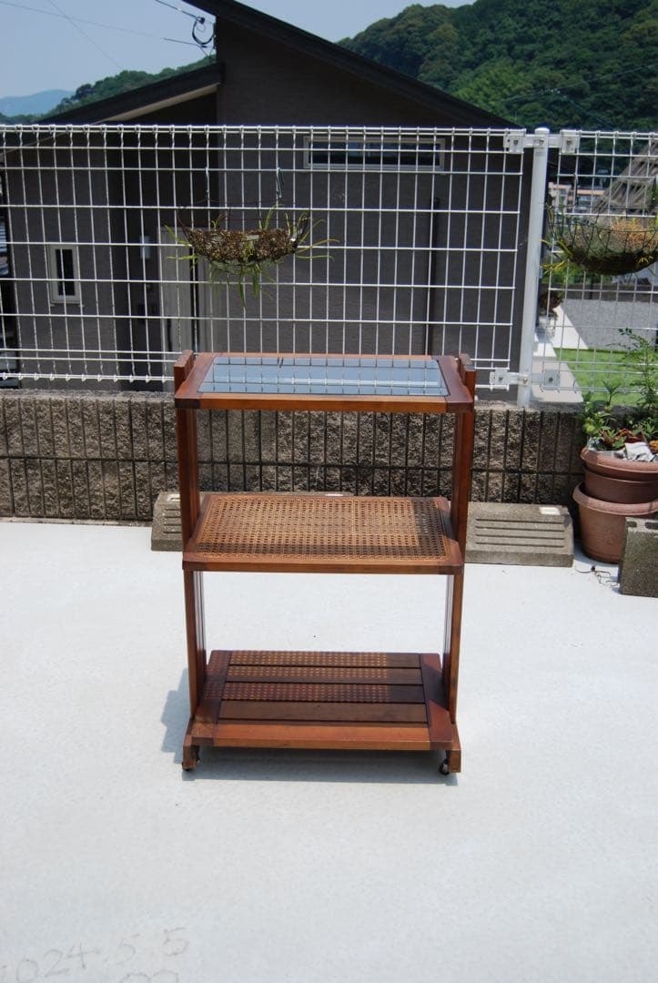 ヴィンテージ　木製三段ラック ガラス天板 籐編み