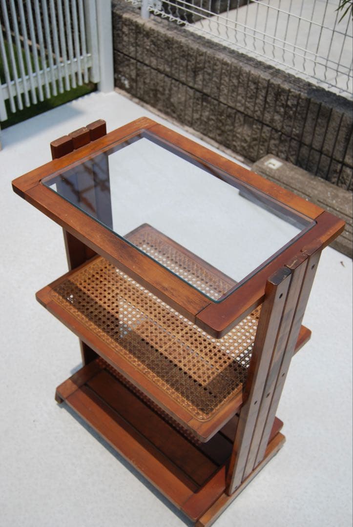 ヴィンテージ　木製三段ラック ガラス天板 籐編み
