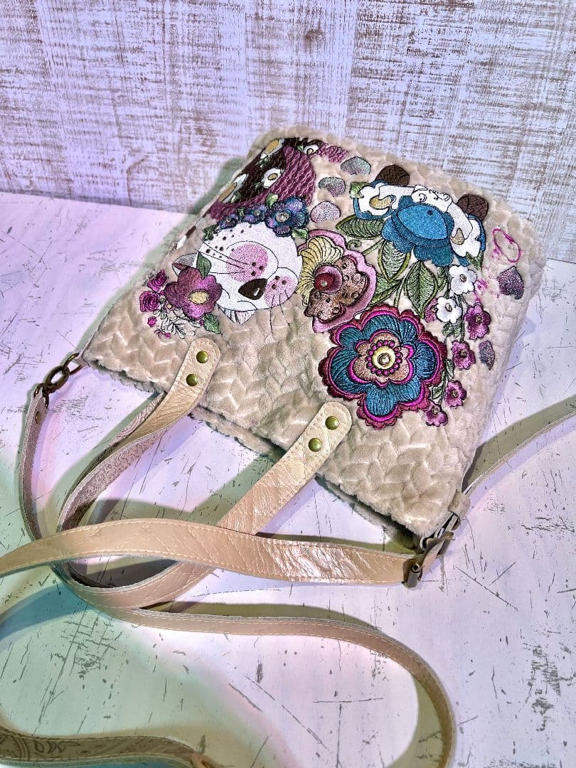 ロラライハリス♡ジグザグベージュファー生地♡刺繍の楕円底バッグ♡本革持ち手