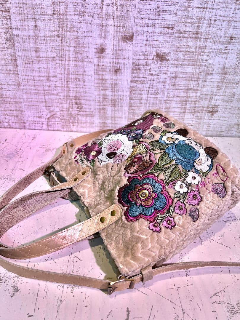 ロラライハリス♡ジグザグベージュファー生地♡刺繍の楕円底バッグ♡本革持ち手