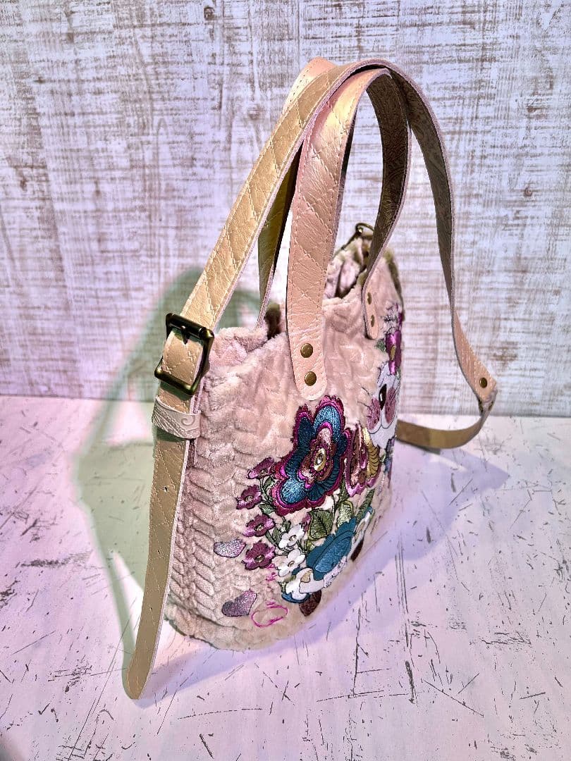 ロラライハリス♡ジグザグベージュファー生地♡刺繍の楕円底バッグ♡本革持ち手