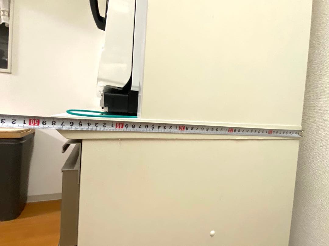 黒の木製食器棚 幅150cm ガラス扉付き