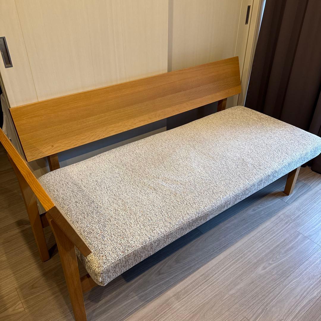 木製ベンチ ベージュ系 布地とテーブル