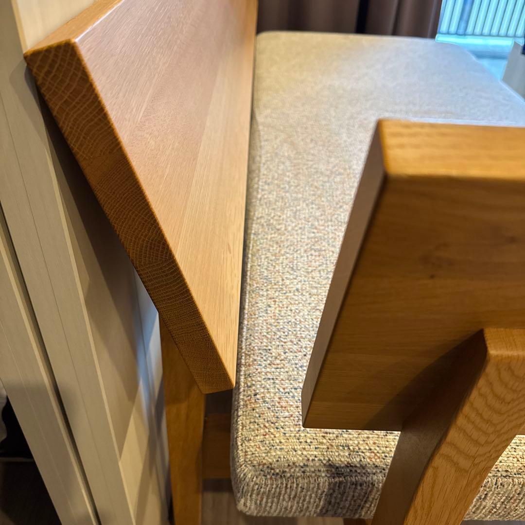木製ベンチ ベージュ系 布地とテーブル