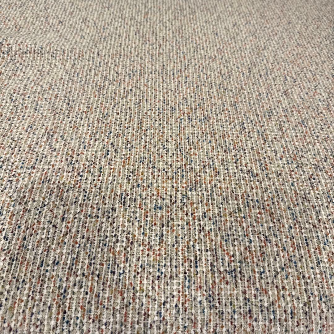 木製ベンチ ベージュ系 布地とテーブル