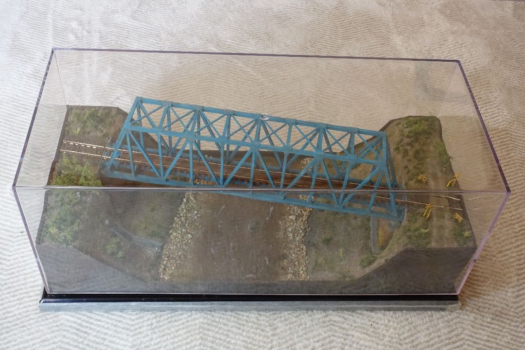 Nゲージ鉄道模型ジオラマ　トラス橋を渡る地方ローカル線