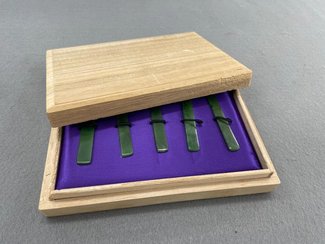 【未使用】翡翠　菓子切　５本セット　桐箱付き