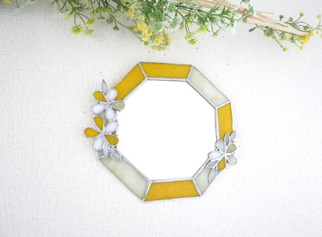 ✴︎:.。 黄色の八角形の鏡♪　(size20㎝/max22㎝）　ステンドグラス