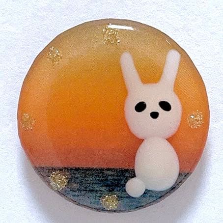 ブローチ　白兎　夕暮れ海　レジン