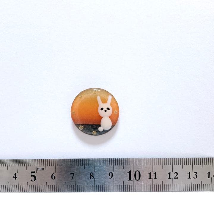 ブローチ　白兎　夕暮れ海　レジン