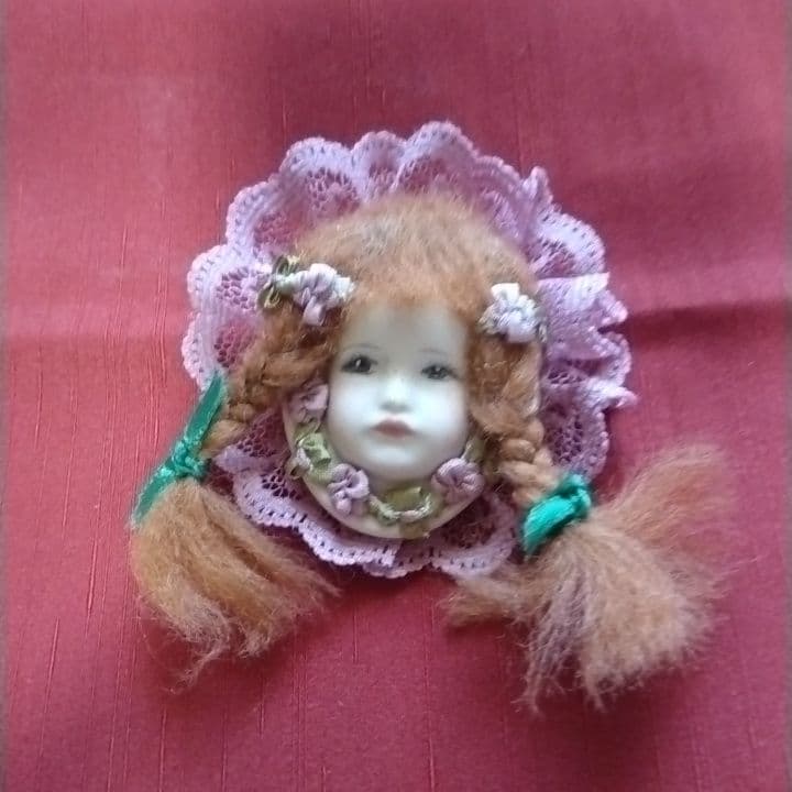 素敵な手作り未使用品✨赤毛のアン✨可愛いビスク製お顔のブローチ✨ミニョネット