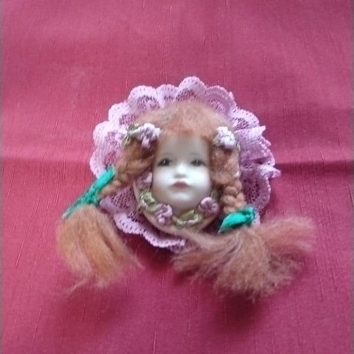 素敵な手作り未使用品✨赤毛のアン✨可愛いビスク製お顔のブローチ✨ミニョネット