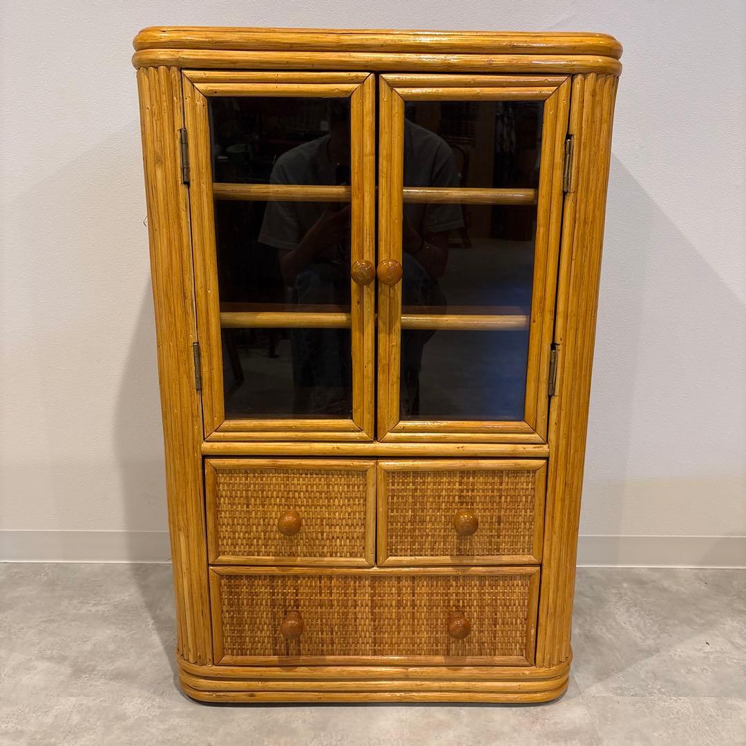 ラタン　ガラス扉付き　チェスト　ラック　収納棚