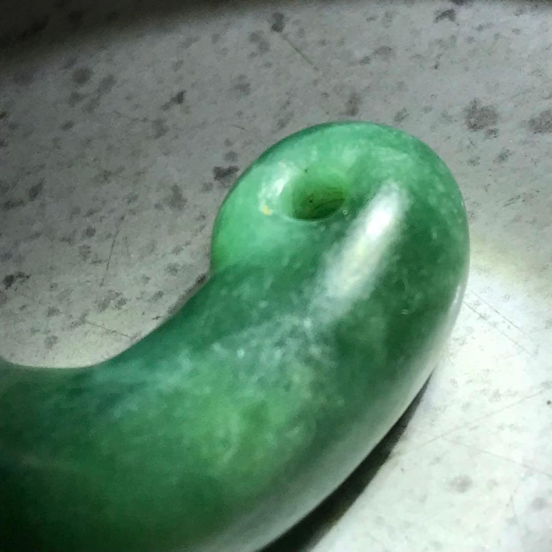 ヒスイ　勾玉　青竹色　翡翠　緑