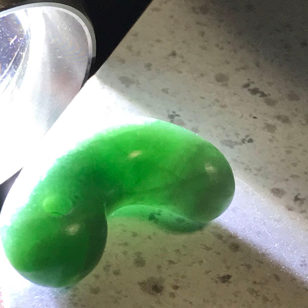 ヒスイ　勾玉　青竹色　翡翠　緑