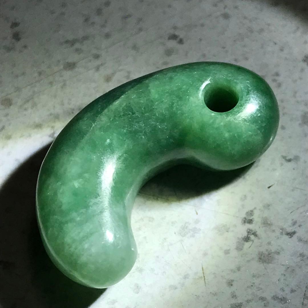 ヒスイ　勾玉　青竹色　翡翠　緑