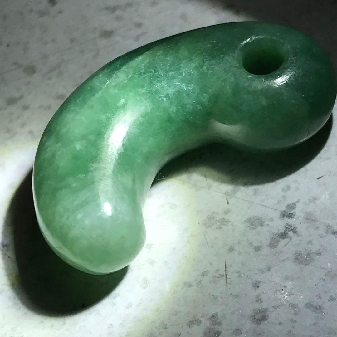 ヒスイ　勾玉　青竹色　翡翠　緑