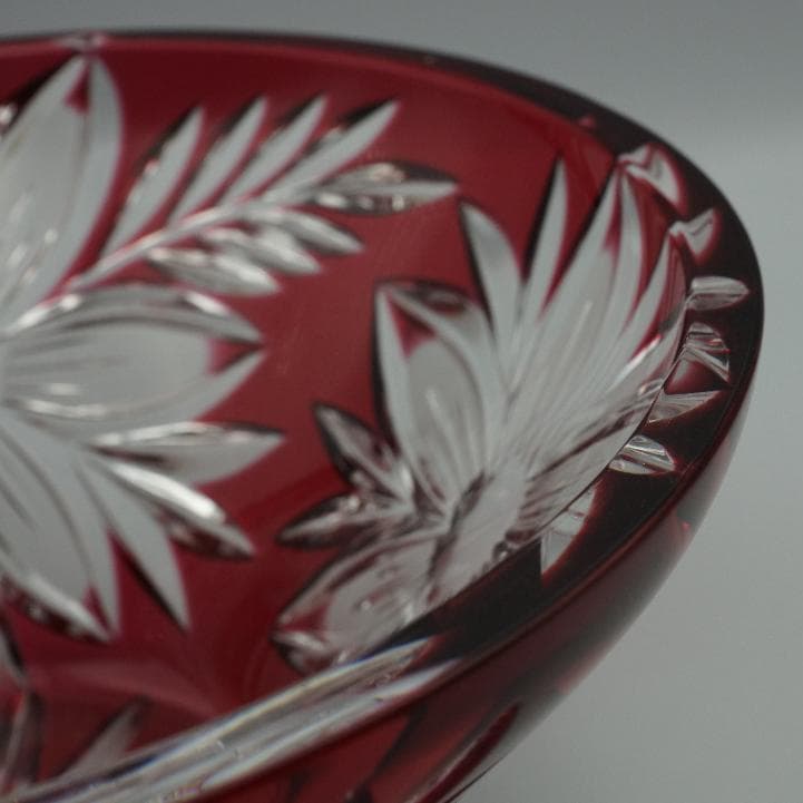 オールドバカラ　ボウル・大鉢　赤色被せ花模様レリーフカット　1.5Kg