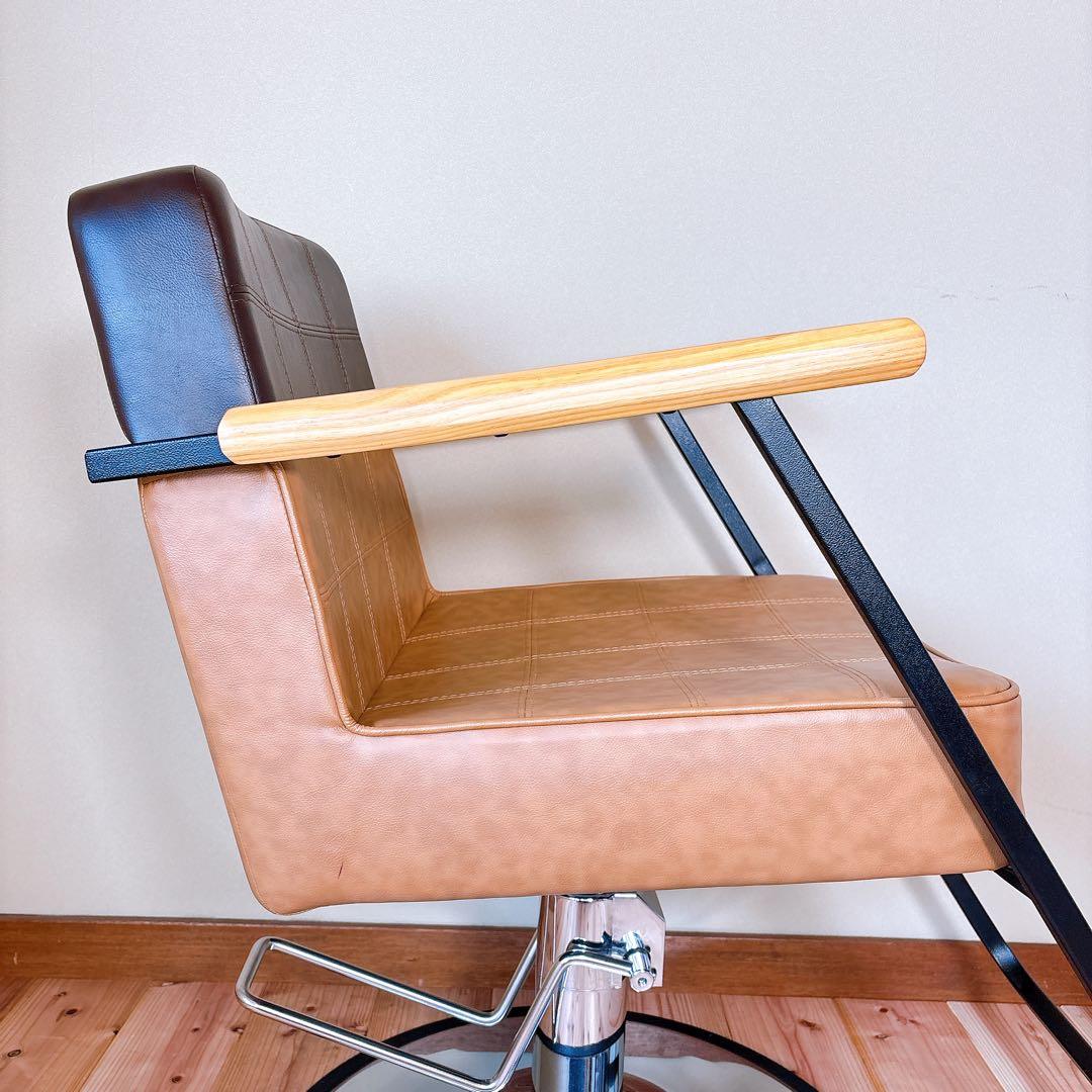 【美品】 スタイリングチェア サロンチェア バーバーチェア 理容椅子 木製アーム