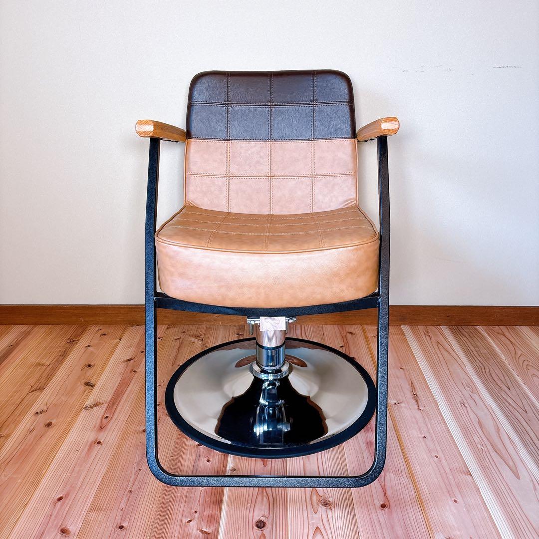 【美品】 スタイリングチェア サロンチェア バーバーチェア 理容椅子 木製アーム