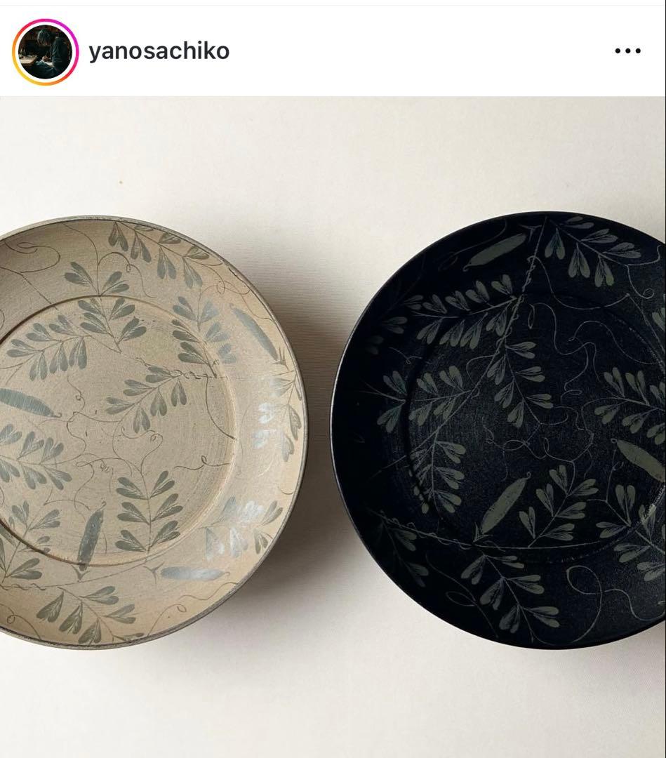 やのさちこ　椿皿　カラスノエンドウ