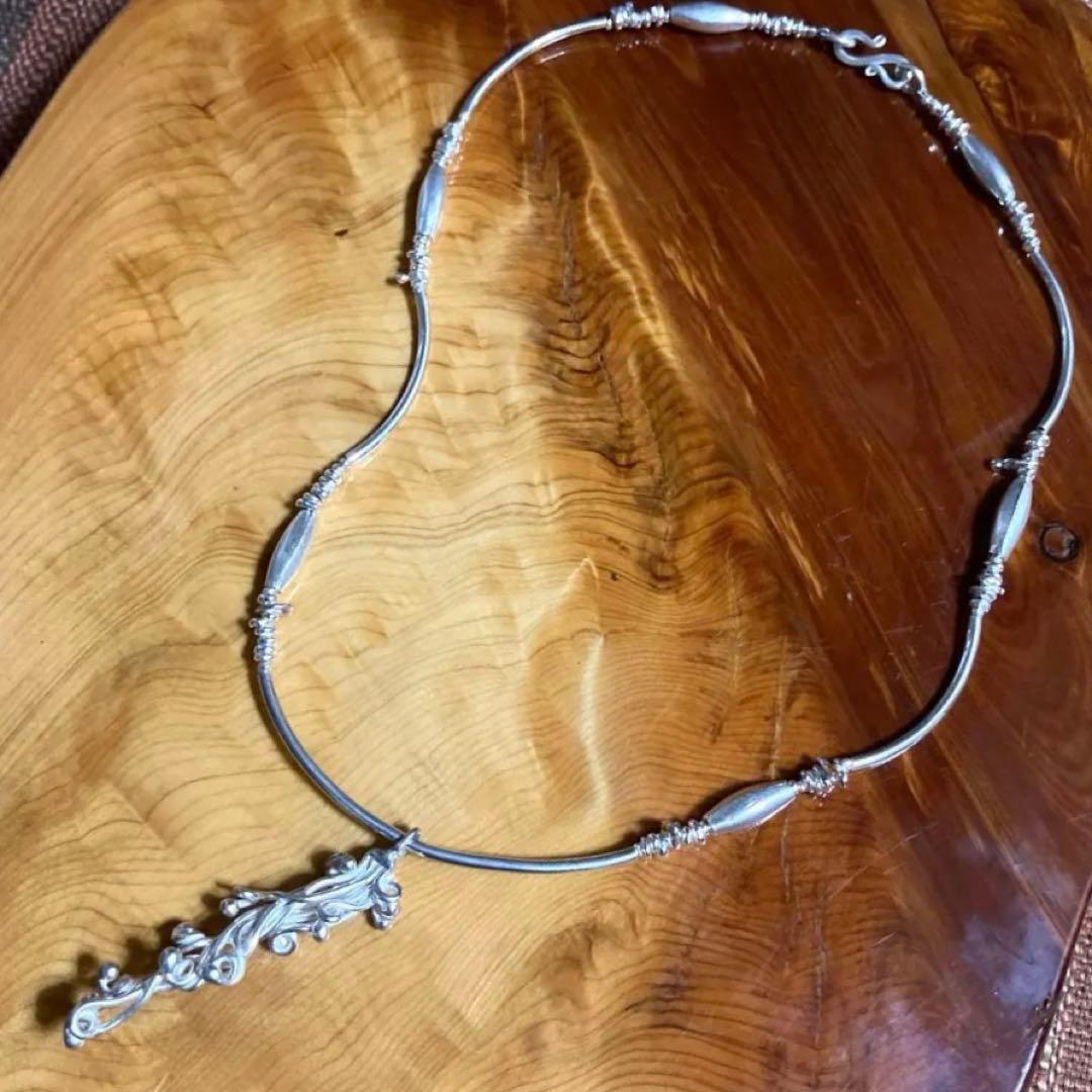 カレンシルバー蔓草のトップ　チョーカーネックレス