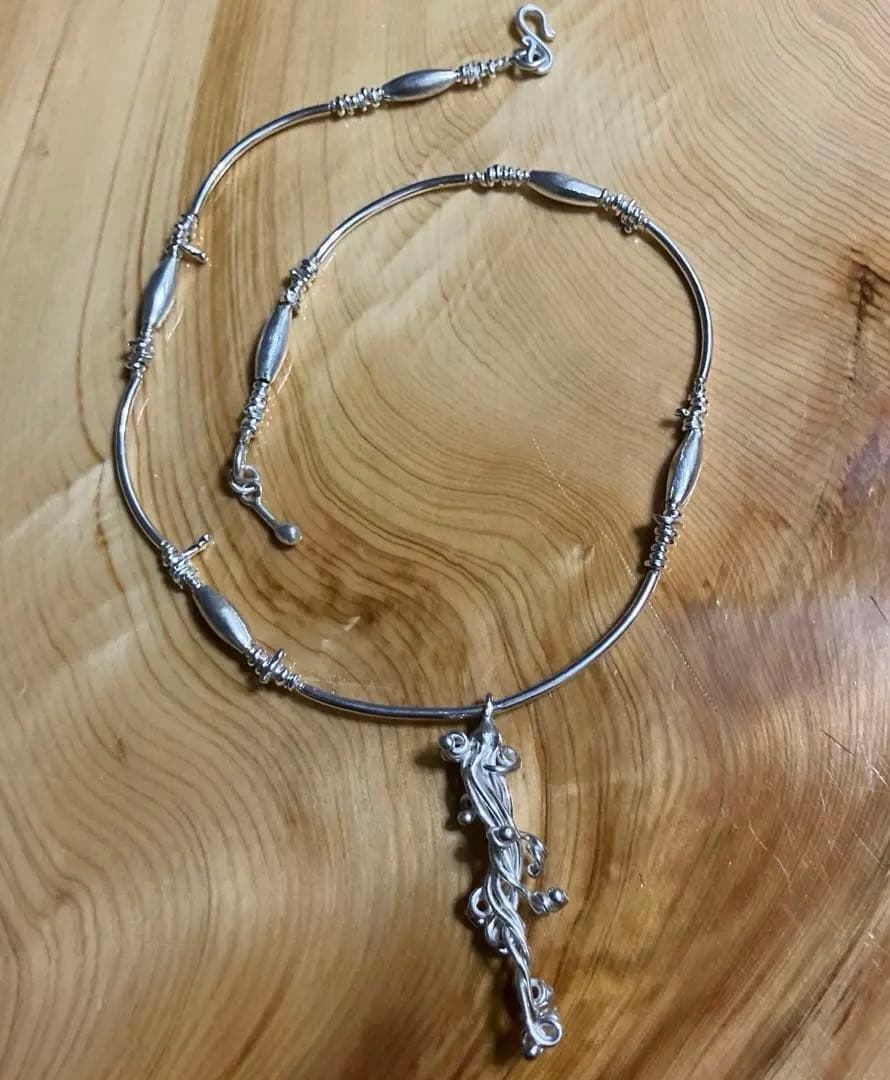 カレンシルバー蔓草のトップ　チョーカーネックレス