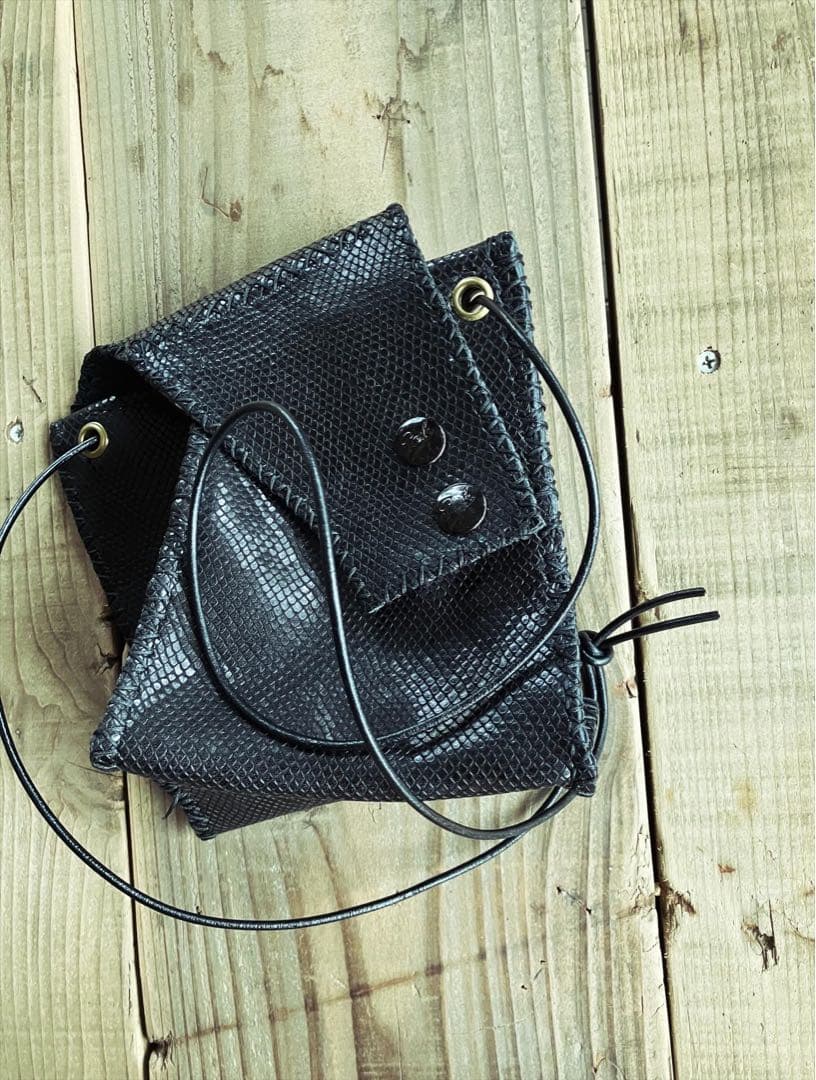 黒艶鱗leatherアンティークボタン変形サコッシュ