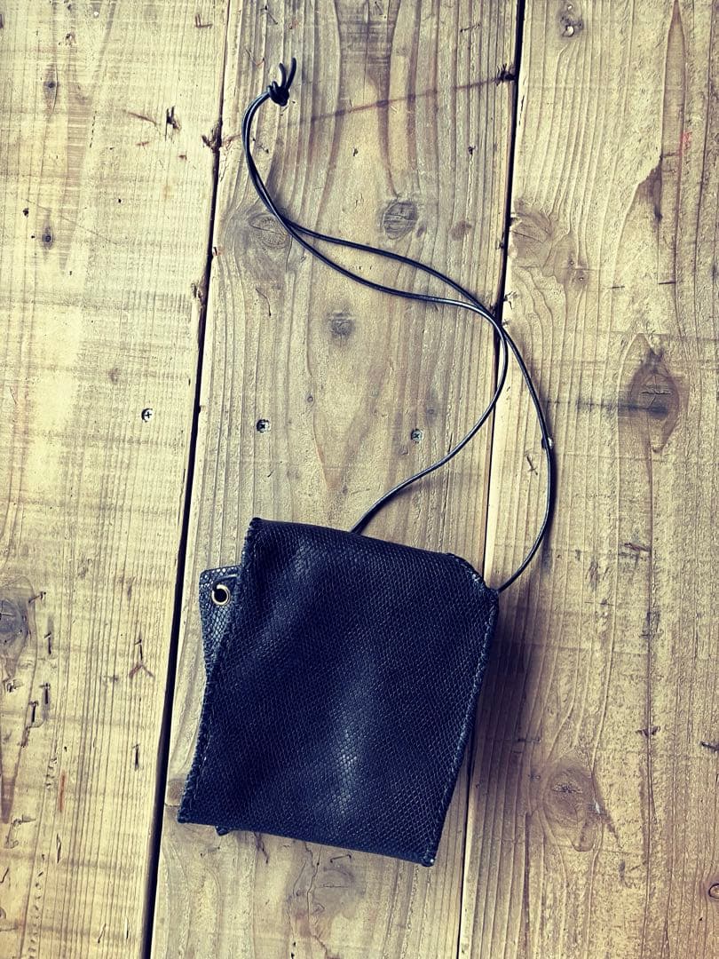 黒艶鱗leatherアンティークボタン変形サコッシュ