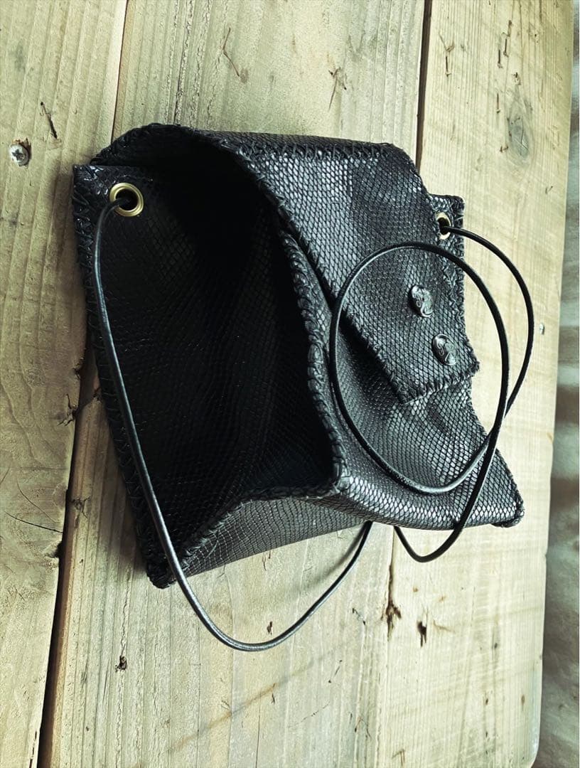 黒艶鱗leatherアンティークボタン変形サコッシュ