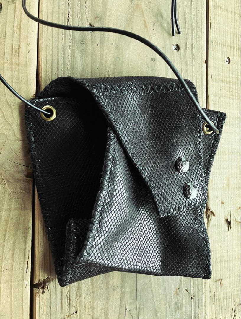 黒艶鱗leatherアンティークボタン変形サコッシュ