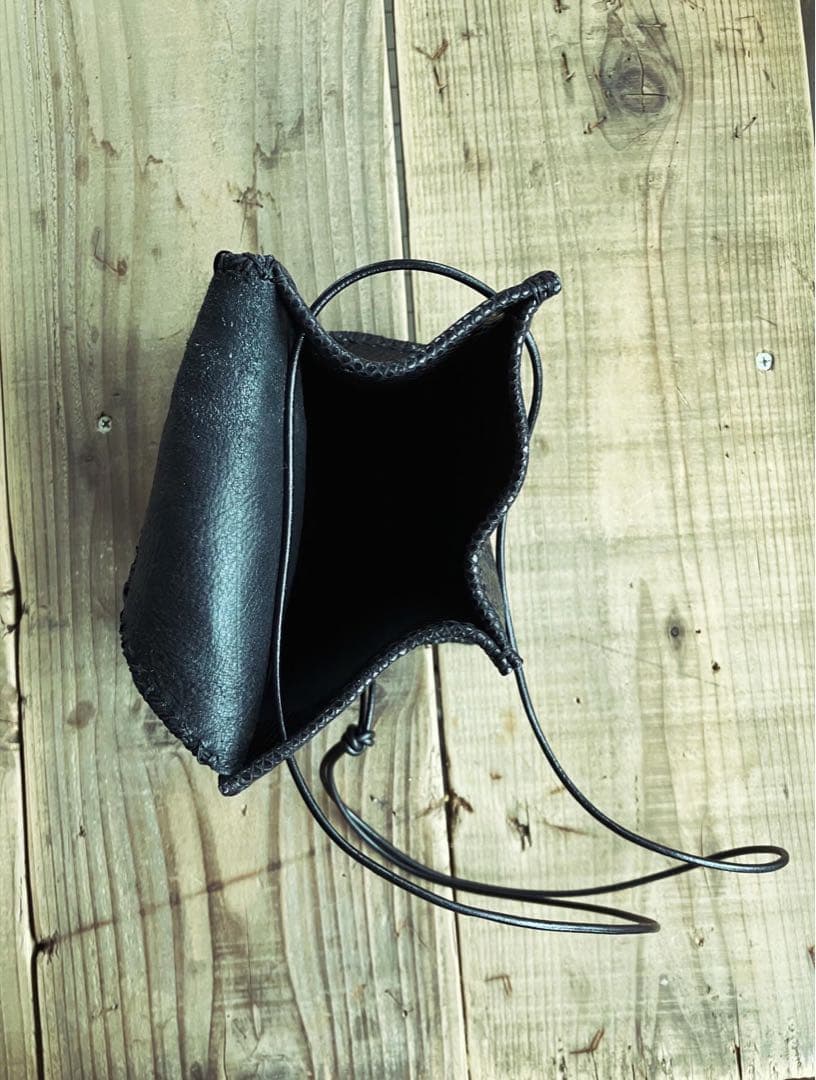 黒艶鱗leatherアンティークボタン変形サコッシュ