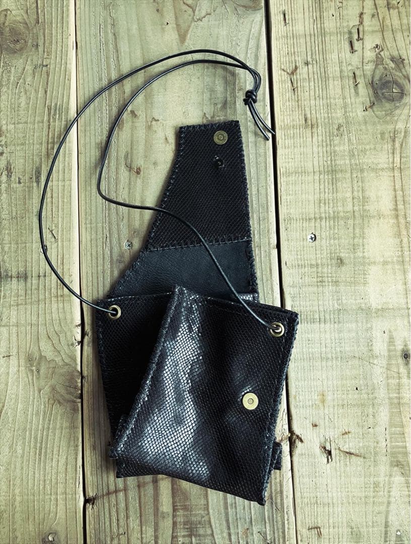 黒艶鱗leatherアンティークボタン変形サコッシュ