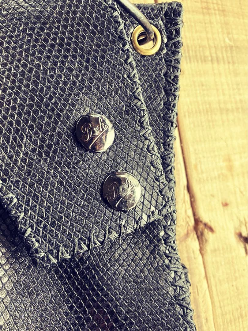 黒艶鱗leatherアンティークボタン変形サコッシュ