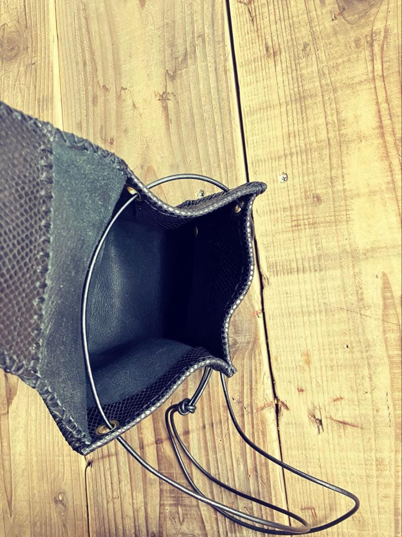 黒艶鱗leatherアンティークボタン変形サコッシュ