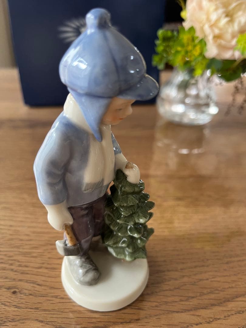 2002年　ロイヤルコペンハーゲンフィギュリン 少年とツリー