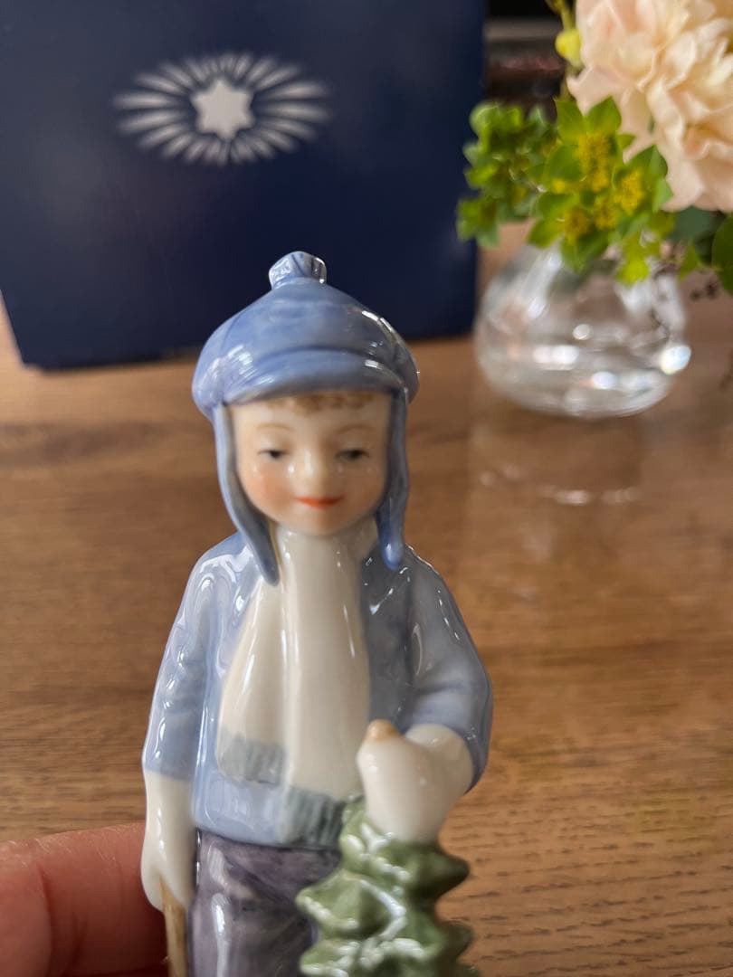 2002年　ロイヤルコペンハーゲンフィギュリン 少年とツリー