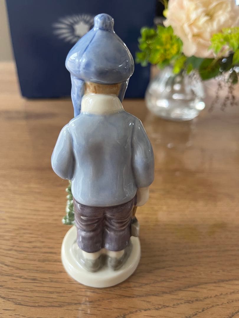 2002年　ロイヤルコペンハーゲンフィギュリン 少年とツリー