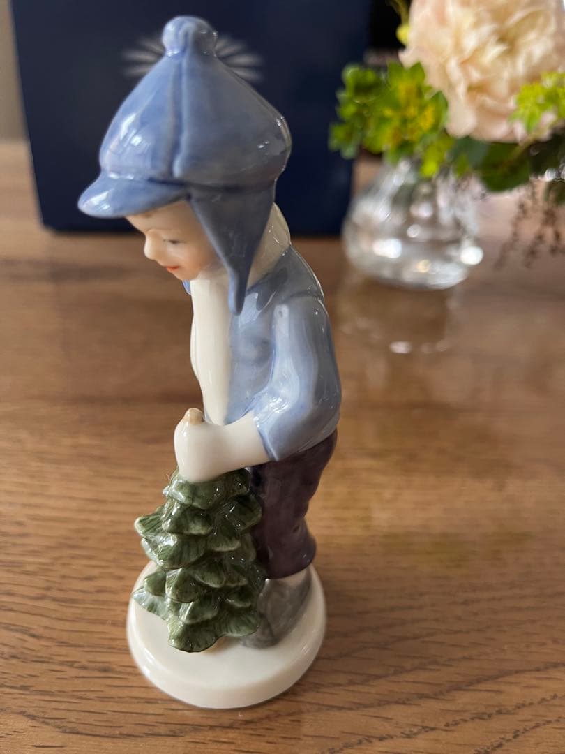 2002年　ロイヤルコペンハーゲンフィギュリン 少年とツリー