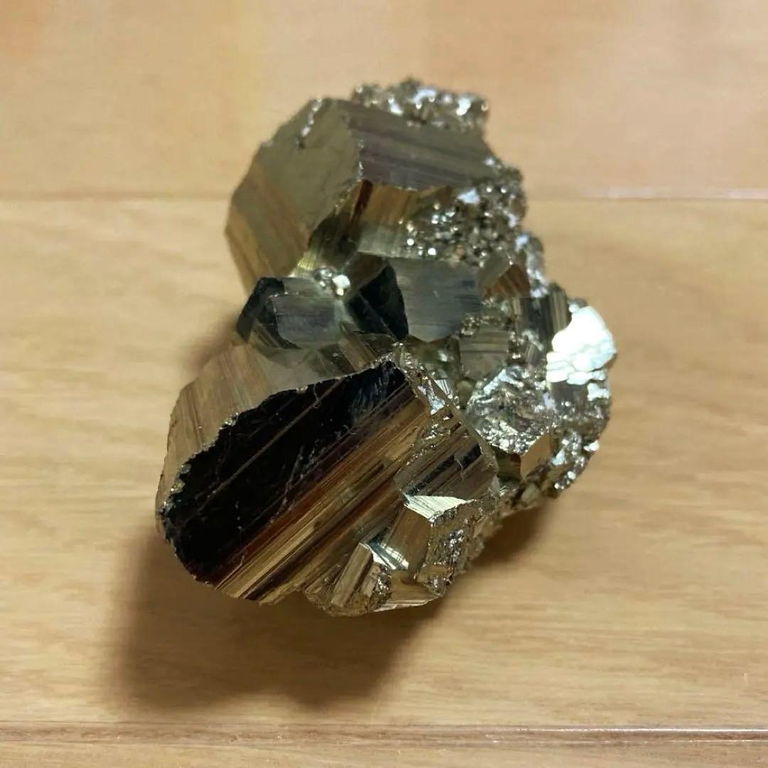 パイライト／ペルー　ラクラカンチャ鉱山産　CUBE型　クラスター原石