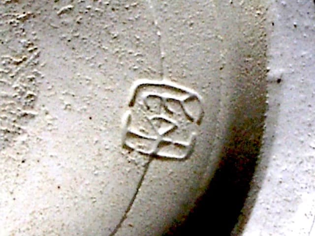 京焼・清水焼 新井謹也 作 淡青釉 文字 花瓶 無傷 共箱。