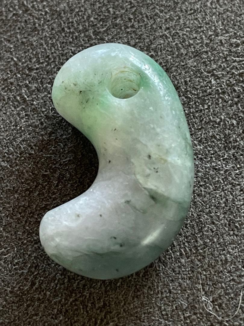 古墳時代 翡翠勾玉 アップルグリーン ラベンダー宝石質翡翠 出土品