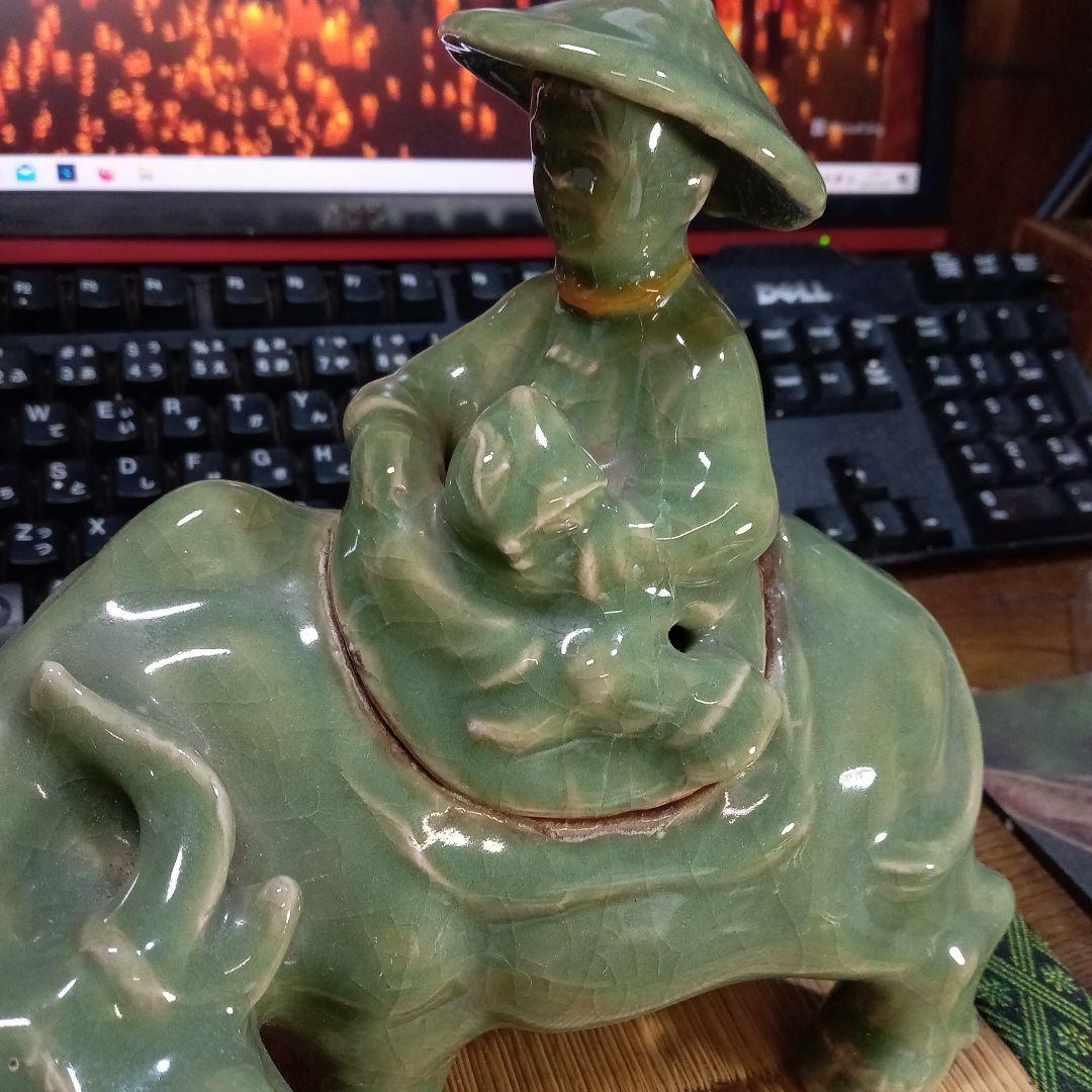 三田青磁　香炉　牛と老人