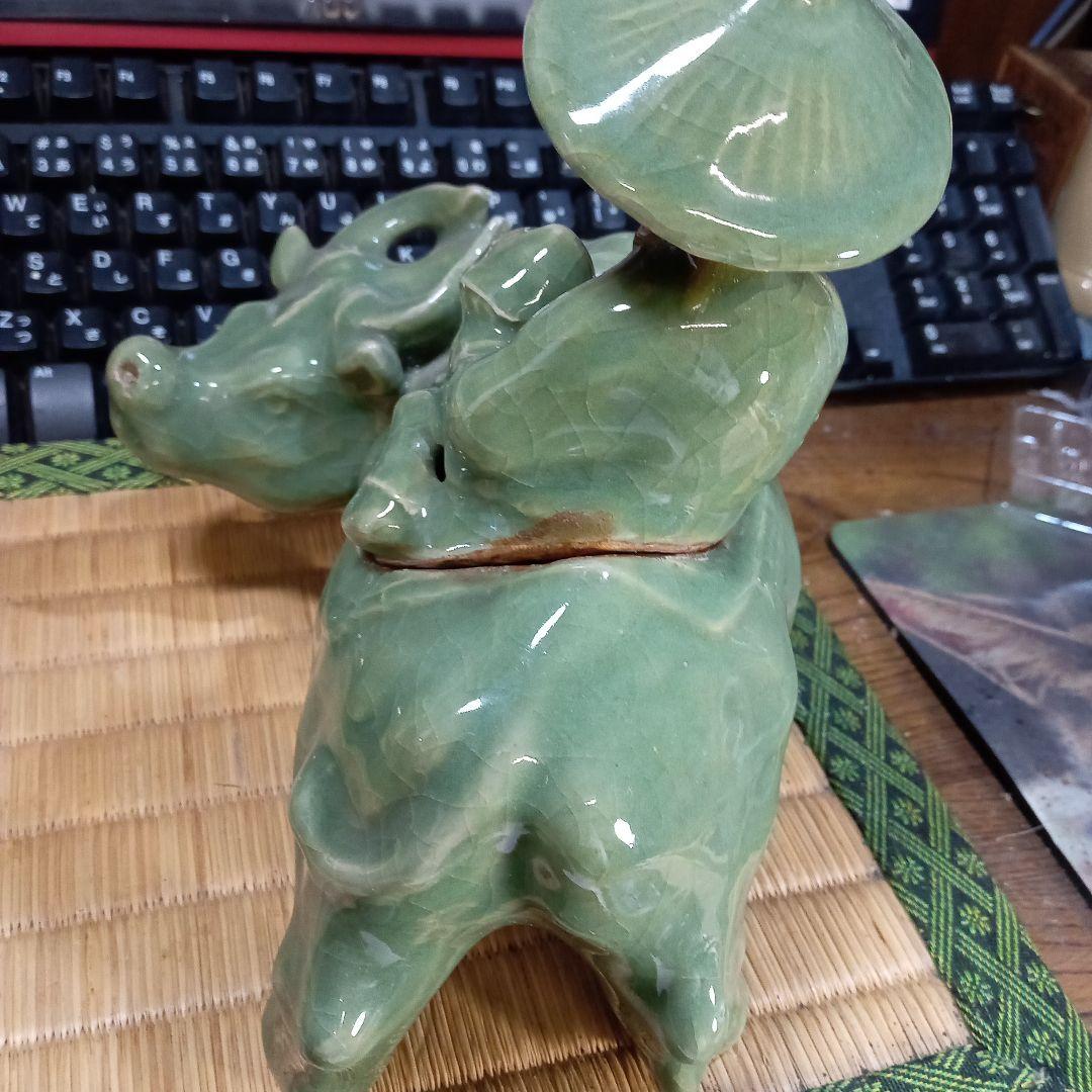 三田青磁　香炉　牛と老人