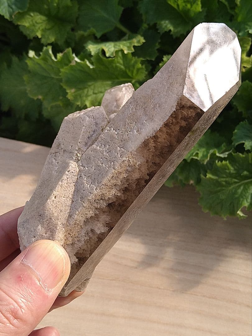 ガーデンクォーツ　原石　Ｖ型ポイント　クラスター　台座付き　水晶