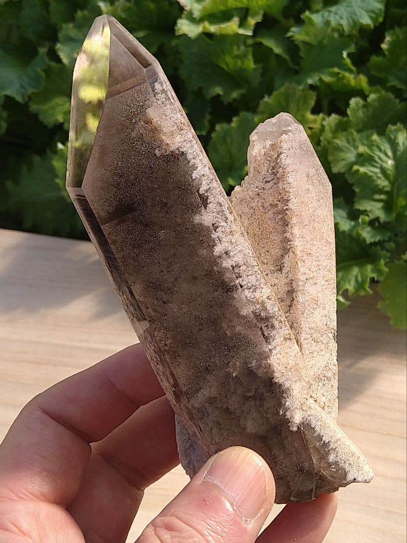 ガーデンクォーツ　原石　Ｖ型ポイント　クラスター　台座付き　水晶